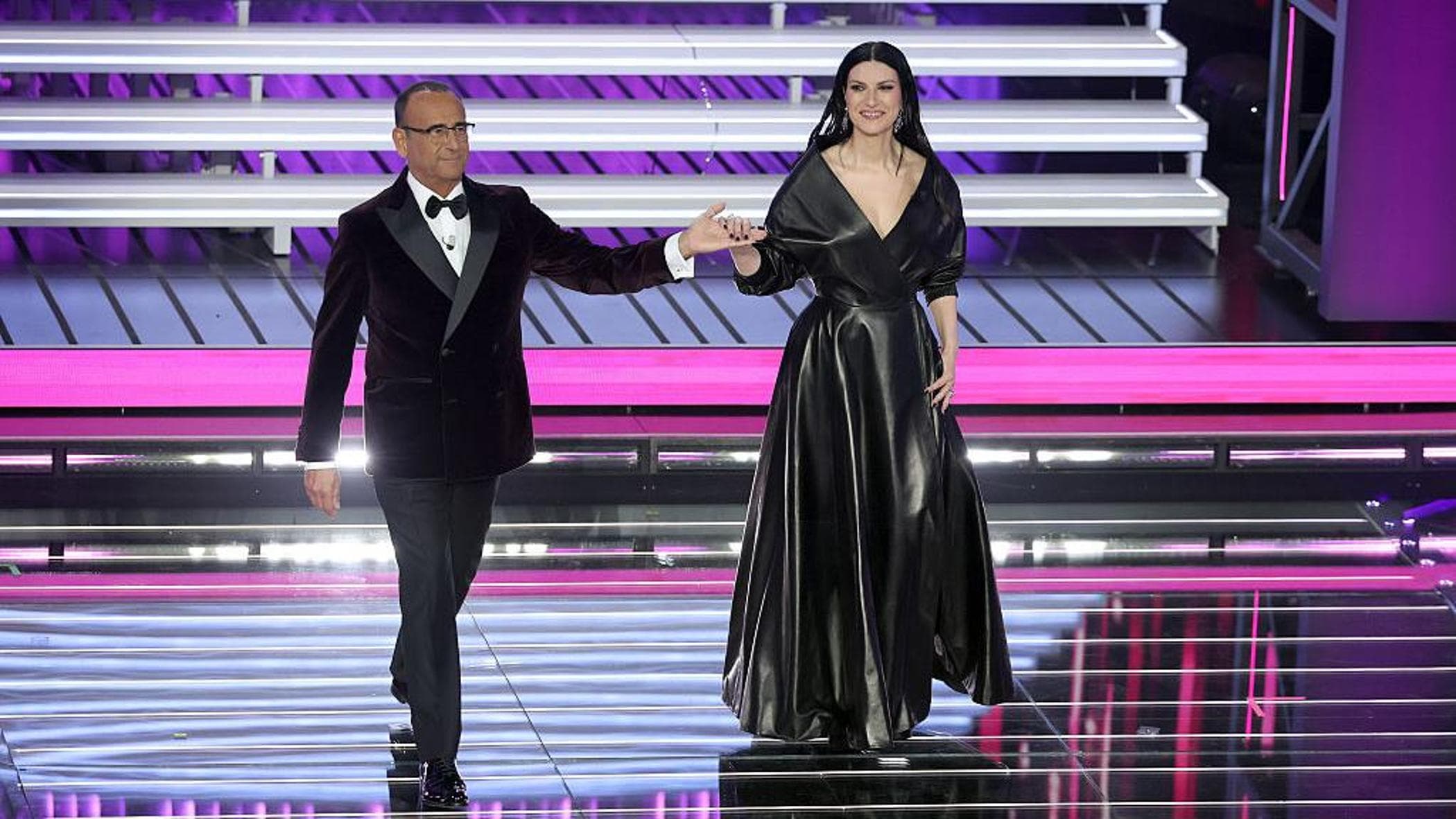 Sanremo 2026, la finale: scaletta ospiti e cantanti in gara. Ipotesi passaggio di consegne Conti-De Martino per il 2027