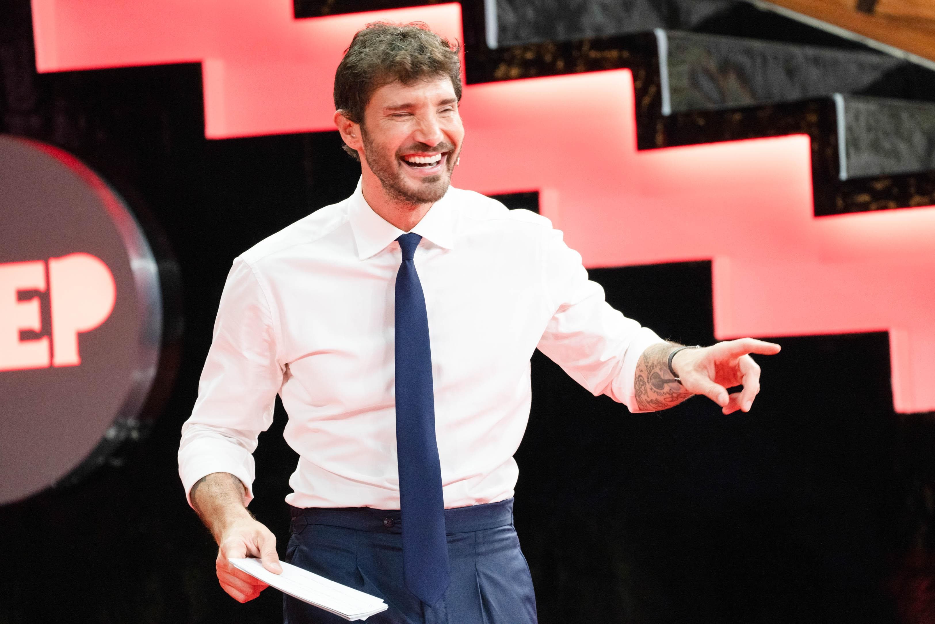 Stefano De Martino conduttore e direttore artistico di Sanremo 2027: l’annuncio di Carlo Conti nella serata finale del Festival