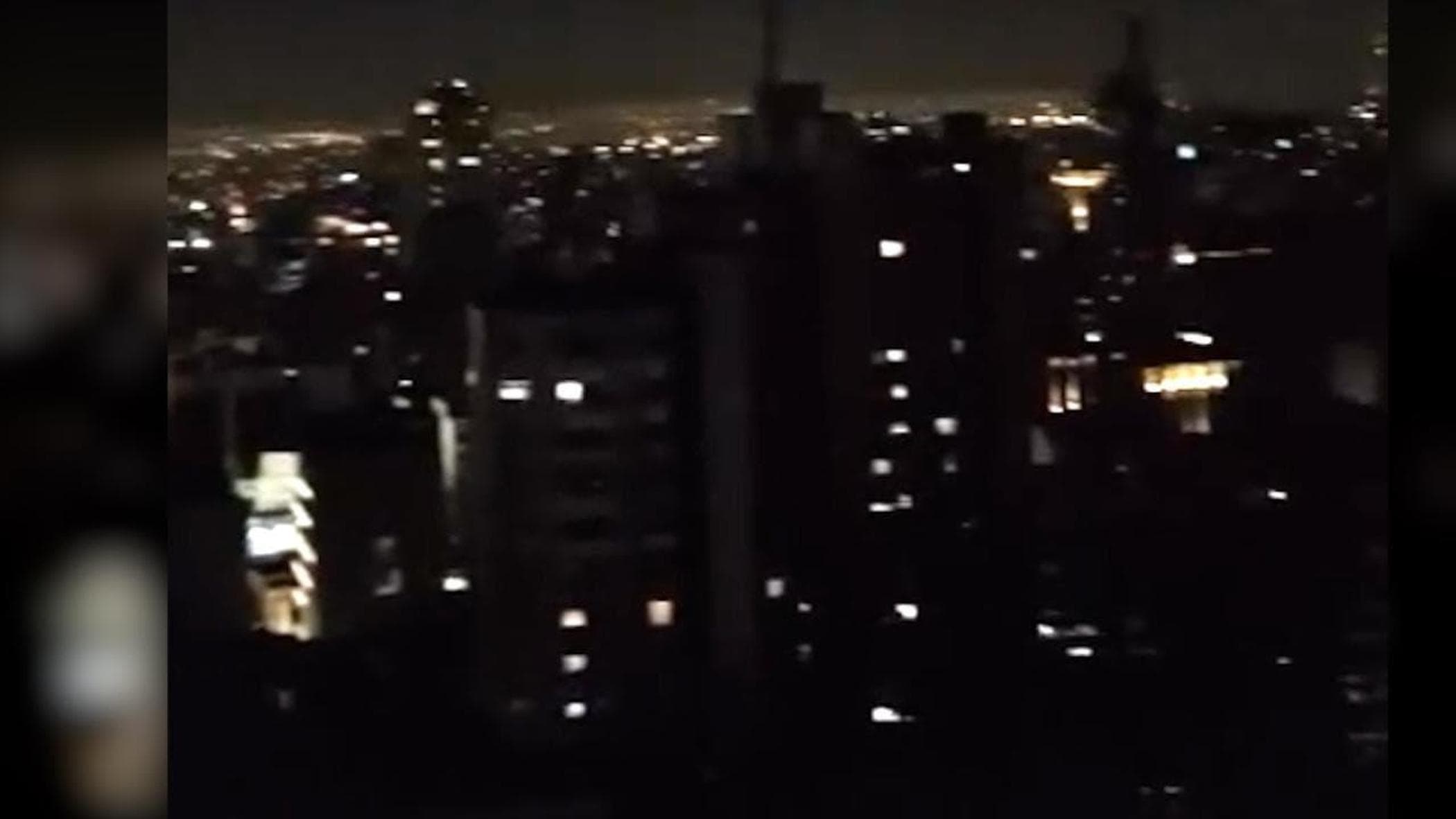 In Iran applausi e canti, la gente in festa sui balconi: “Il tiranno non c’è più”