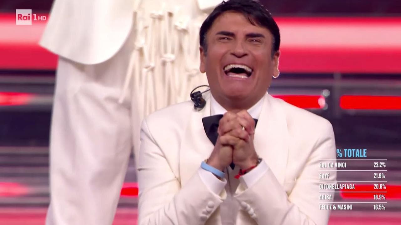 Sanremo, trionfa Sal da Vinci: le lacrime in ginocchio sul palco