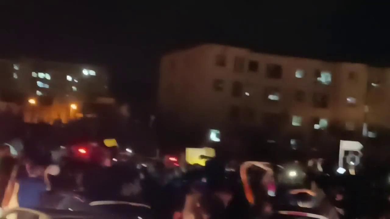 Iran, festa in strada dopo l'annuncio della morte di Khamenei