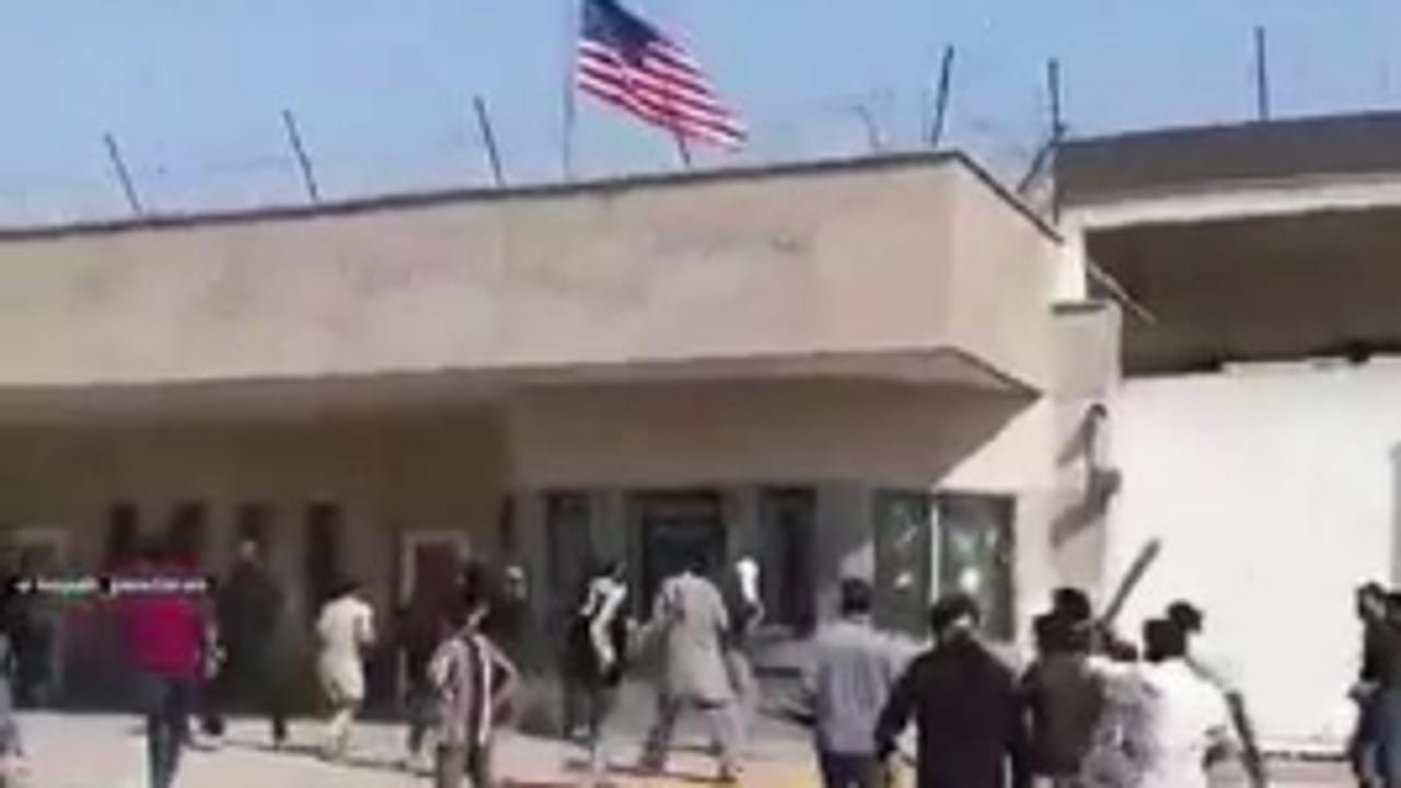 Pakistan, proteste contro l'attacco all'Iran: la folla assalta il consolato americano a Karachi