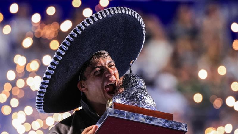 Flavio Cobolli con il trofeo vinto ad Acapulco