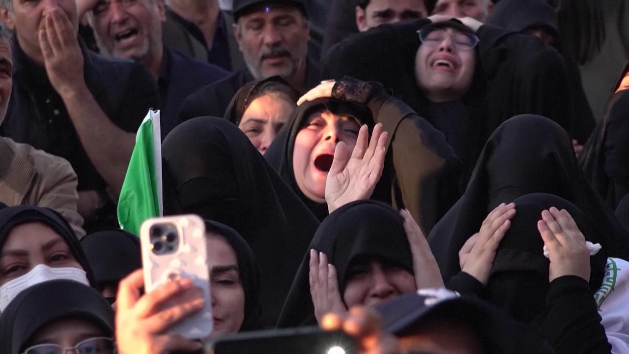 Teheran, folla in piazza piange la morte di Khamenei
