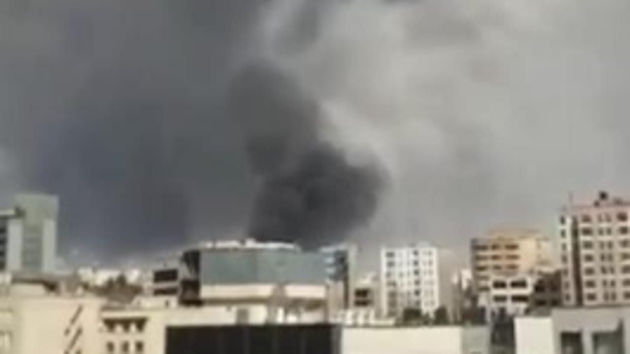 Teheran, nuovi attacchi sulla capitale iraniana: le alte colonne di fumo nei video social