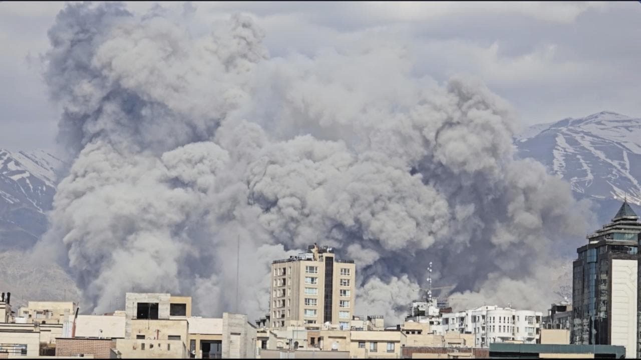 Attacco all'Iran, colonne di fumo a Teheran dopo raid missilistici
