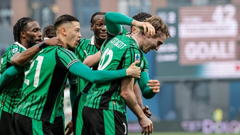 Thorstvedt esulta con i compagni dopo il gol