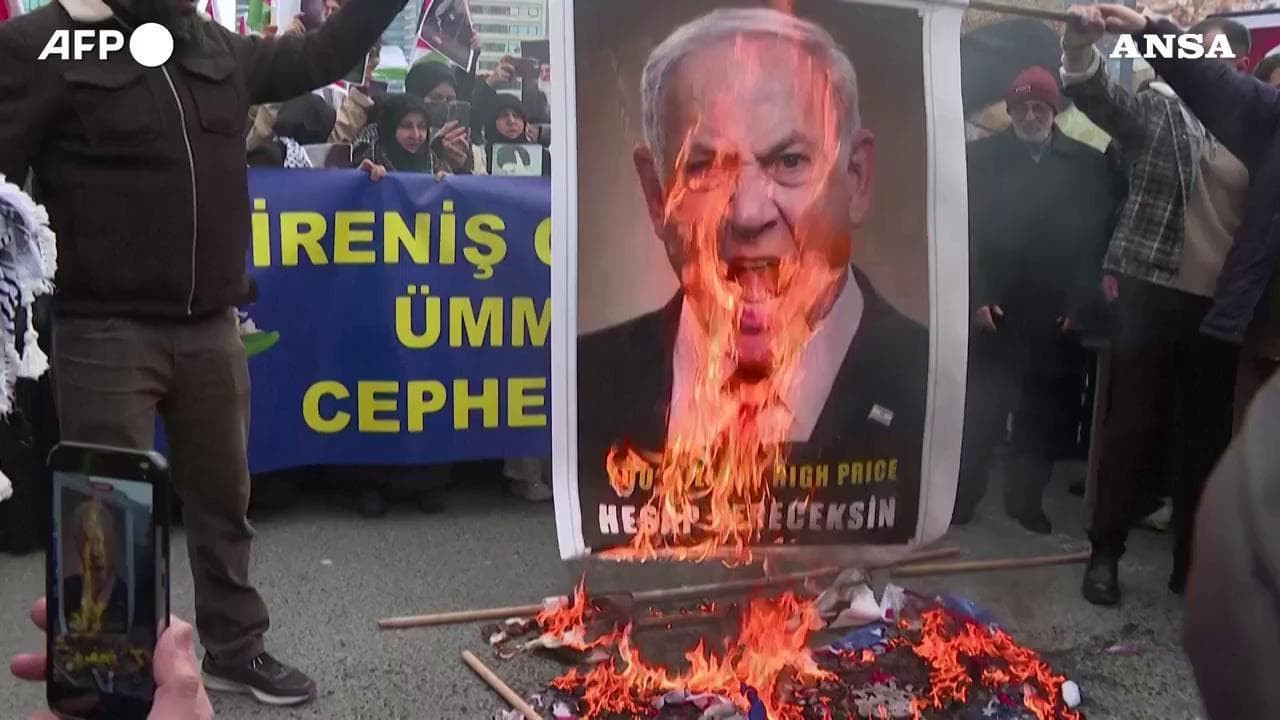 Attacco all'Iran, proteste a Istanbul: manifestanti bruciano le foto di Trump e Netanyahu