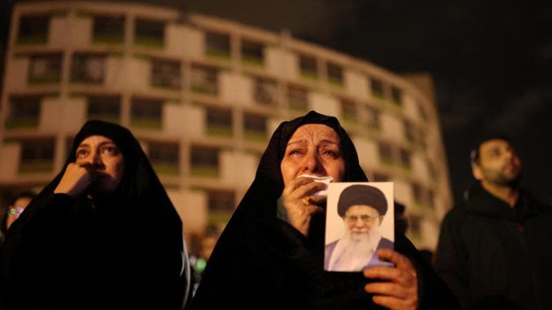 Le manifestazioni dopo l'annuncio della morte di Khamenei