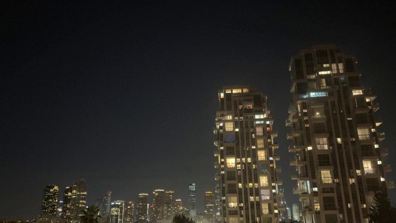 Missili dall'Iran: sirene e forti esplosioni a Tel Aviv e Gerusalemme