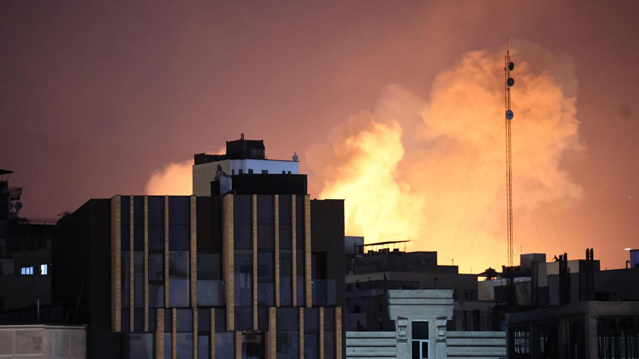 Bombardati la tv e un ospedale di Teheran: “L’operazione durerà quattro settimane”