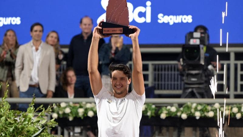 Darderi con il trofeo vinto a Santiago