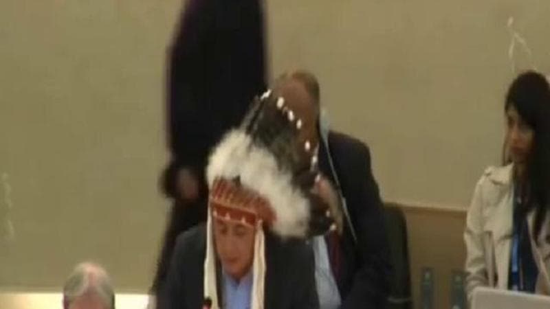 Cenevre'deki Birleşmiş Milletler Konseyi'nde Standing Rock Sioux kabilesinin şefi