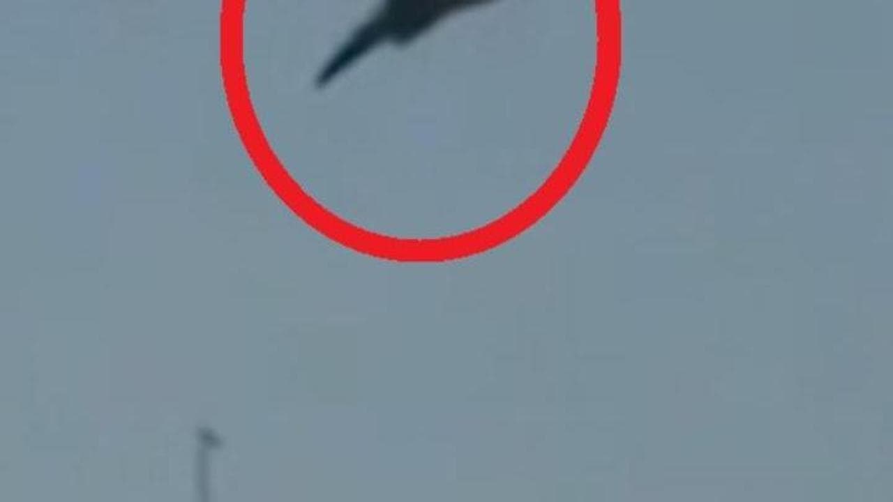 Jet Usa si schianta in Kuwait, il pilota si lancia e si salva col paracadute