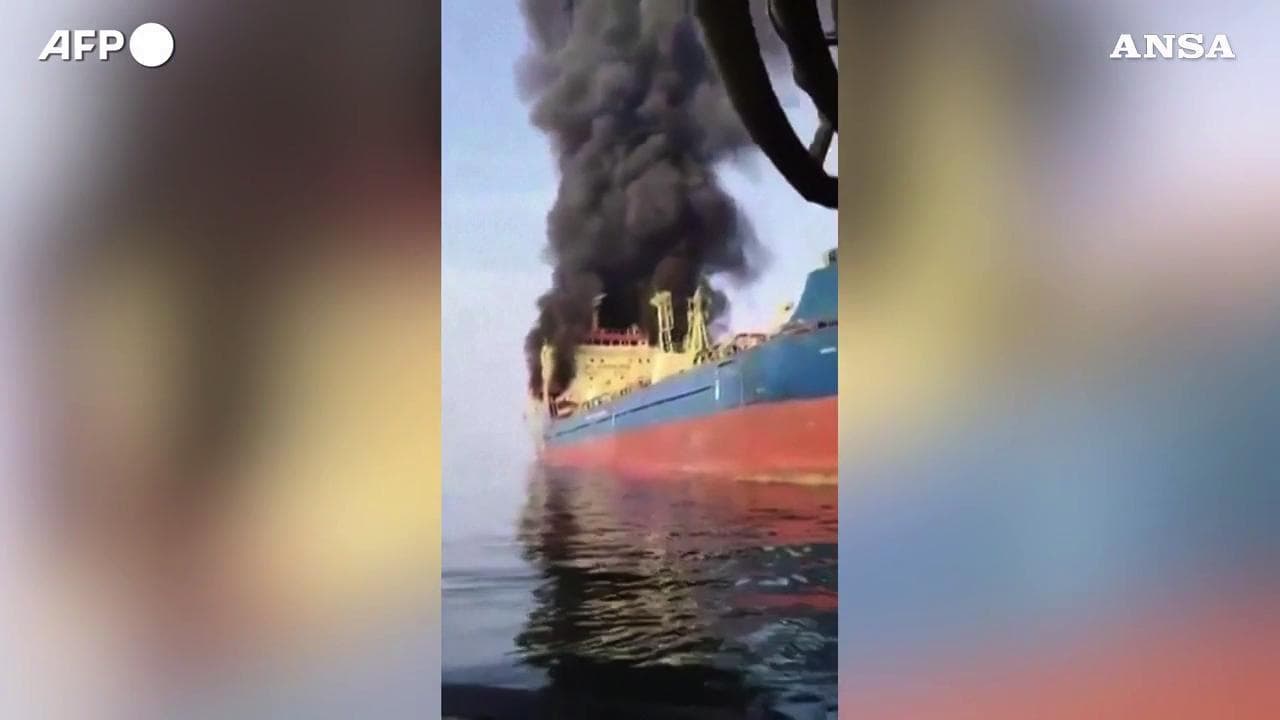 Petroliera colpita in Oman da attacco iraniano: le fiamme sul "castello di poppa"