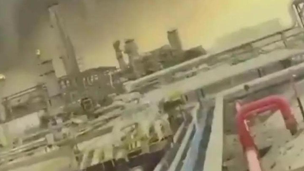 Drone iraniano colpisce raffineria di petrolio in Arabia Saudita: le immagini dell'esplosione