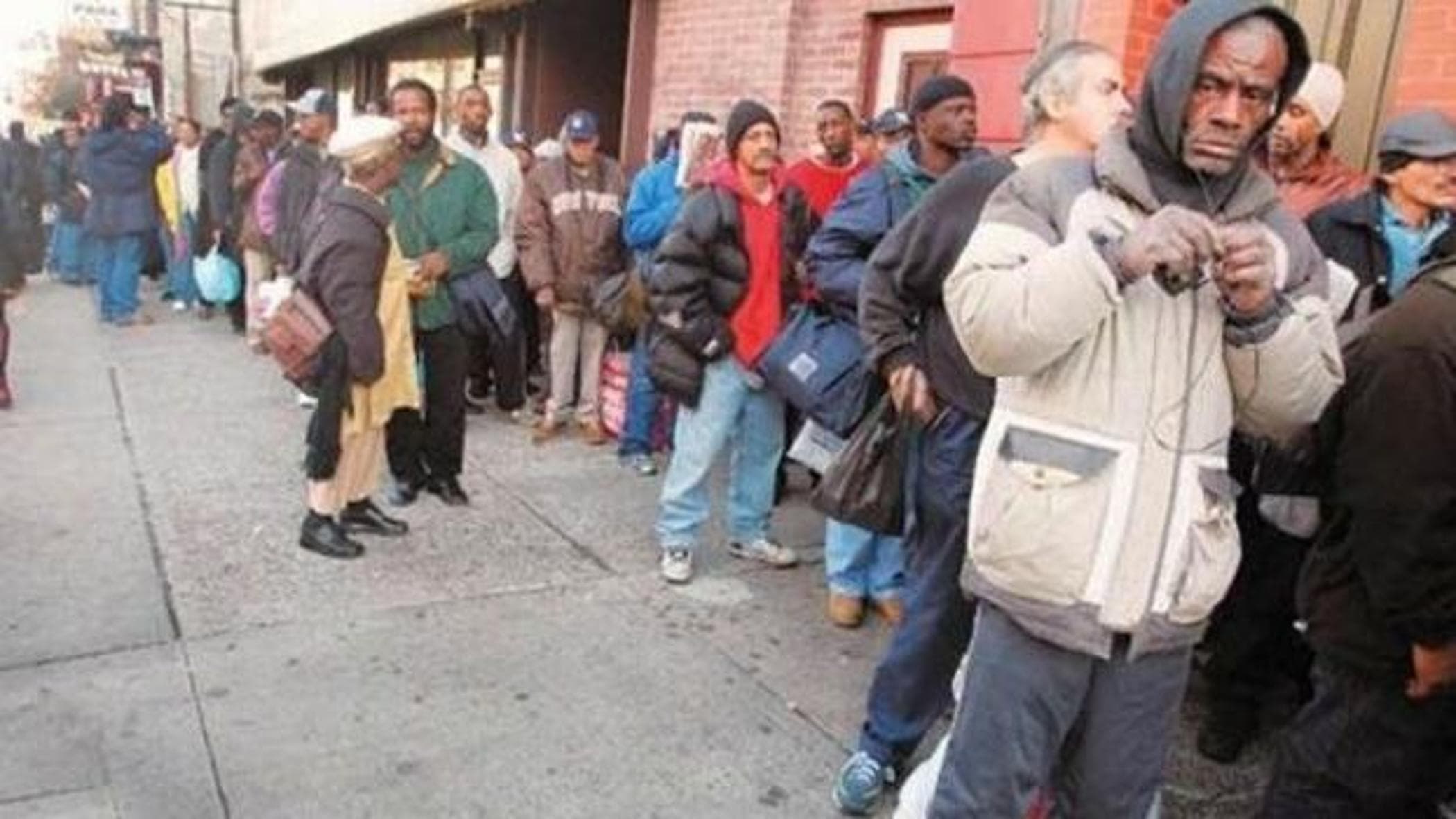 Eşitsizlikler, Wall Street hızla artıyor ama yiyecek ve kira için kanlarını satanlar da var