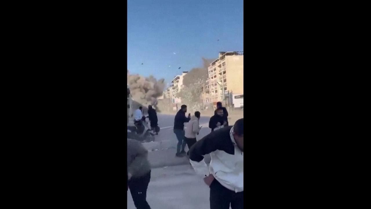 Libano, un attacco israeliano colpisce un edificio a Tiro: la fuga dei passanti