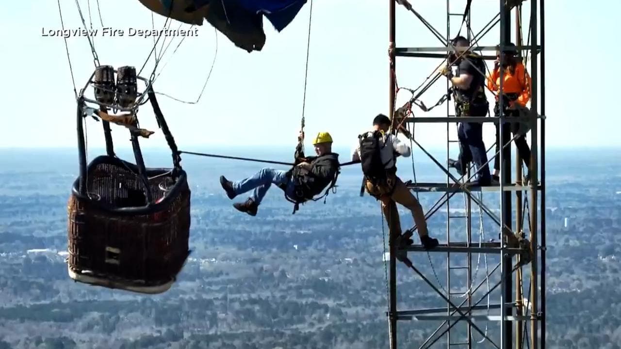 Texas, mongolfiera resta impigliata a una torre di comunicazioni: il video dei soccorsi