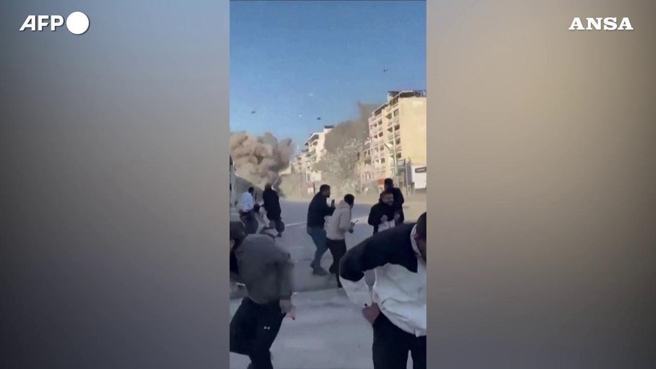 Libano, bombe sulla città di Tiro: i cittadini in strada fuggono dagli uffici