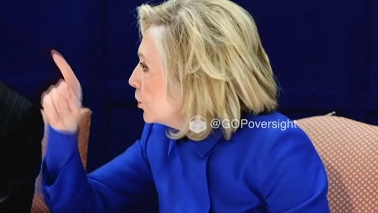 Hillary Clinton infuriata: la commissione pubblica una foto mentre testimonia, lei lascia l'aula