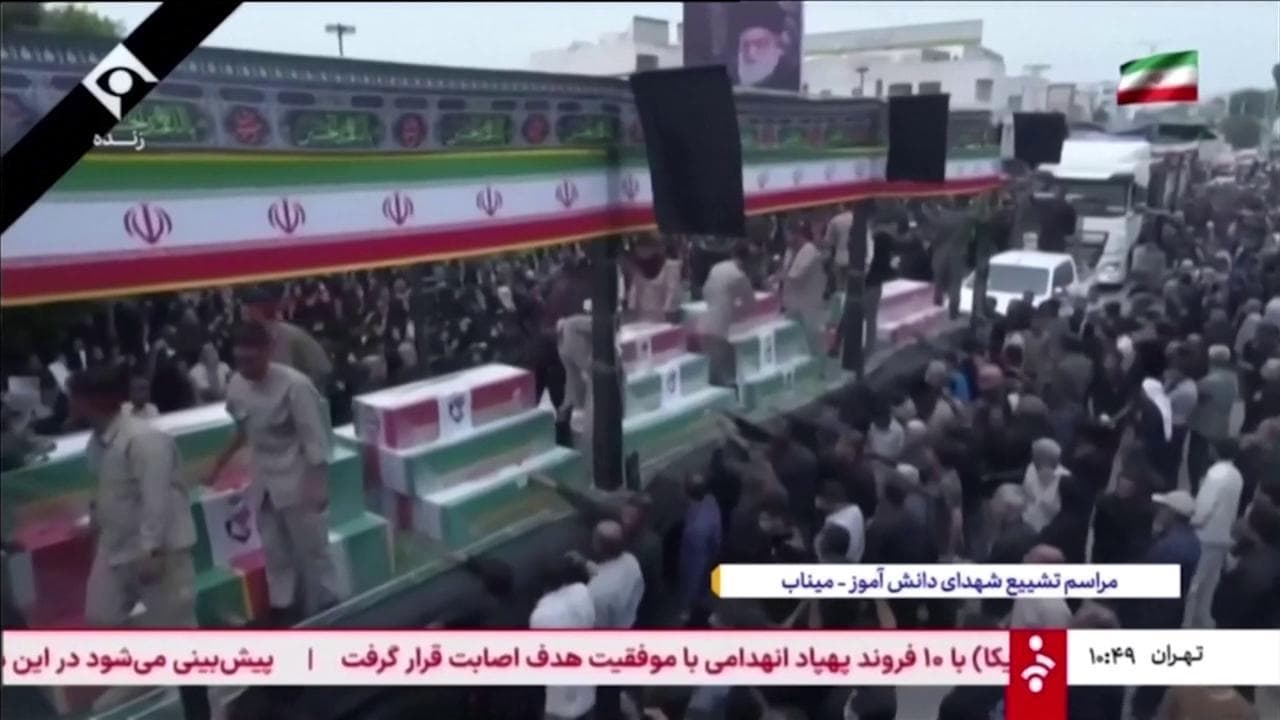 Iran, un fiume di persone ai funerali delle scolare uccise a Minab: musica e lacrime