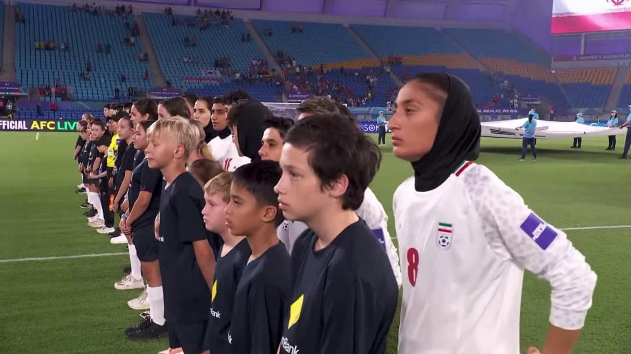 La Nazionale femminile di calcio iraniana non canta l'inno del regime che non rispetta le donne