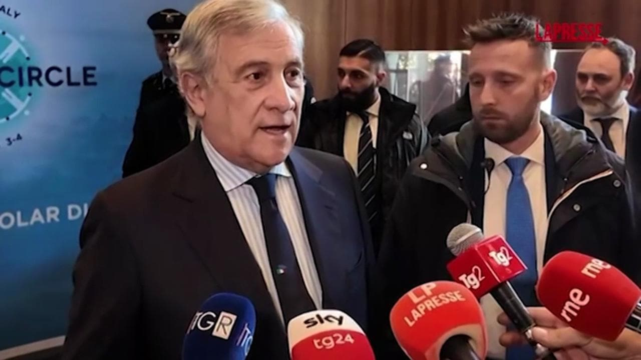 Iran, Tajani agli italiani bloccati all'estero: "Chi prenota il posto sul pullman poi ci vada"