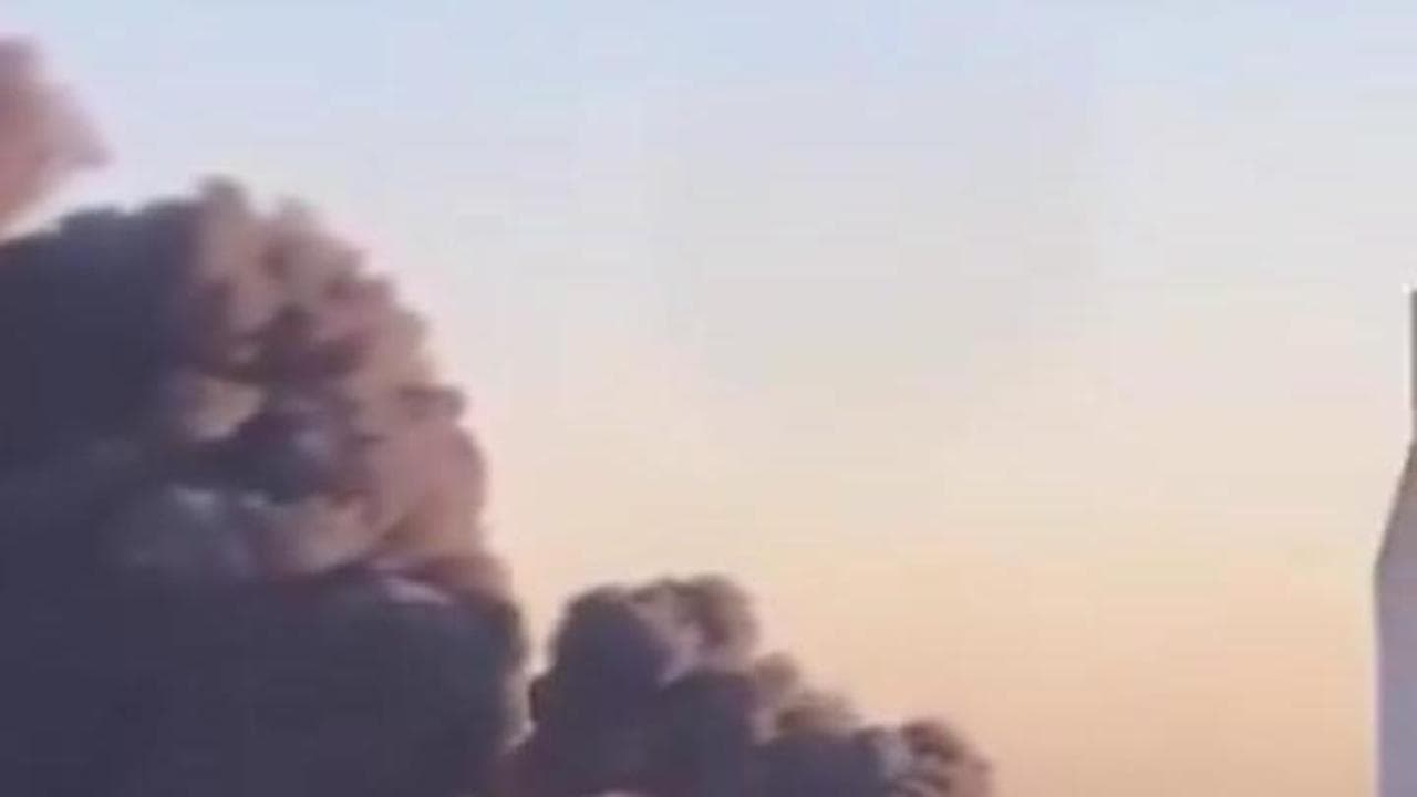 Teheran, attacchi aerei colpiscono l'aeroporto Mehrabad: alte colonne di fumo si alzano dopo i raid