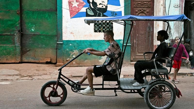 Un bici taxi per le vie della capitale Avana: in mancanza di carburante, i cubani si spostano in bicicletta o a piedi (Yamil Lage / Afp)