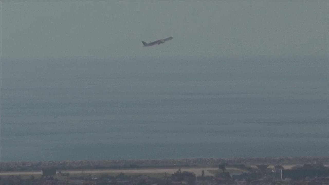 Libano, aereo decolla nonostante i raid: il volo mentre il fumo avvolge lo skyline di Beirut