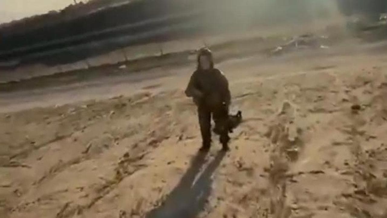 Pilota americana precipita in Kuwait, un civile la soccorre e la ringrazia