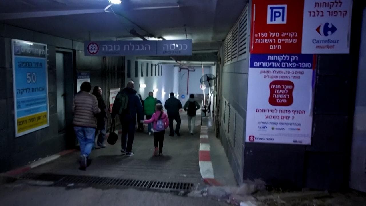 Parcheggi, bunker, ospedali: così Israele vive la guerra sotto terra
