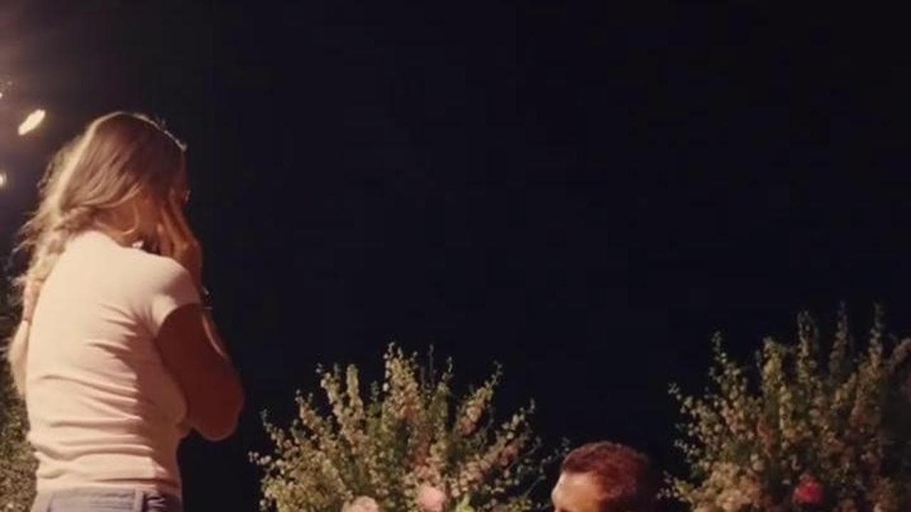 Tennis, la proposta di matrimonio per Aryna Sabalenka: in ginocchio tra i fiori a Indian Wells