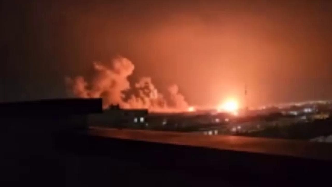 Teheran, il massiccio attacco notturno sulla città. Le risate e la gioia di chi filma le esplosioni