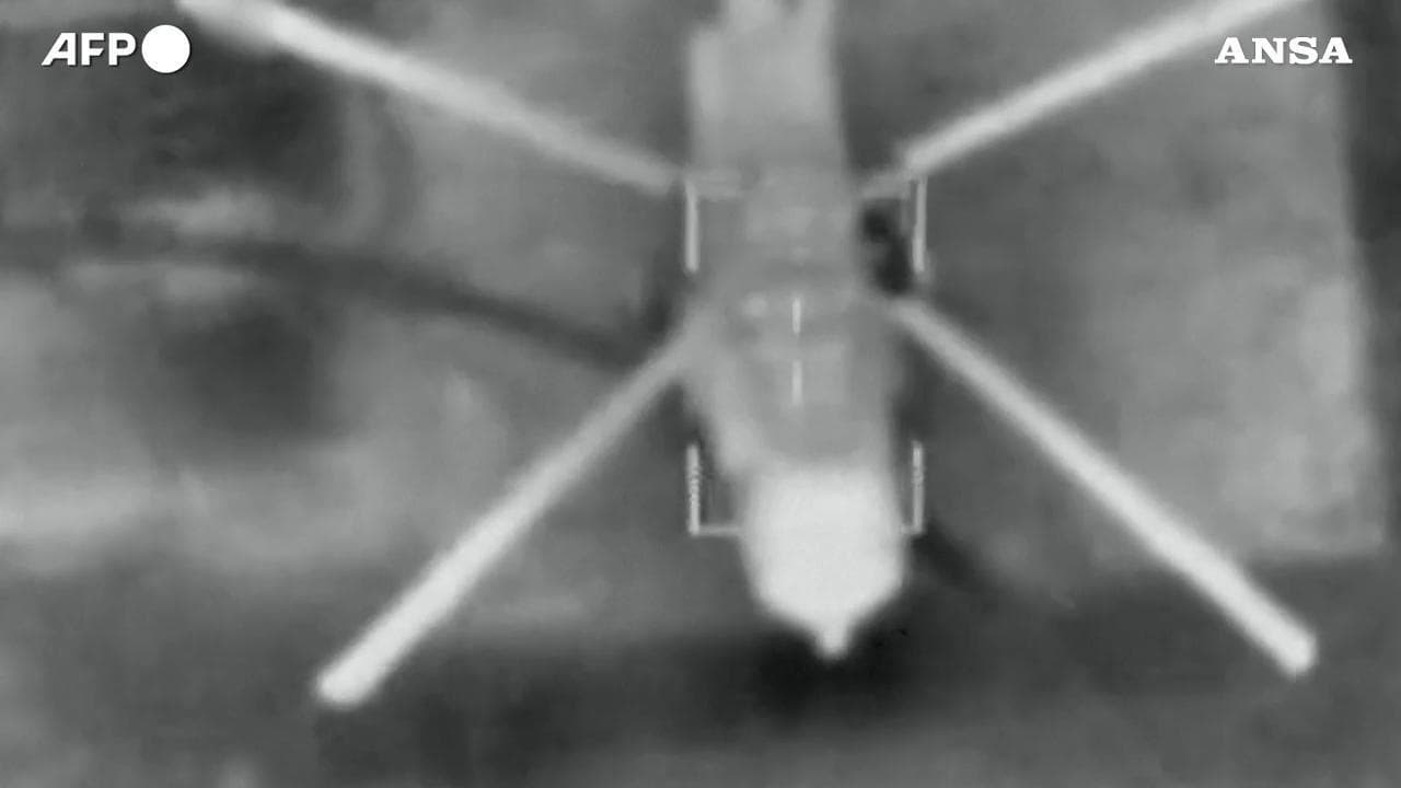 Iran, l'elicottero nel mirino dell'Idf: il video a infrarossi dell'esplosione nella notte
