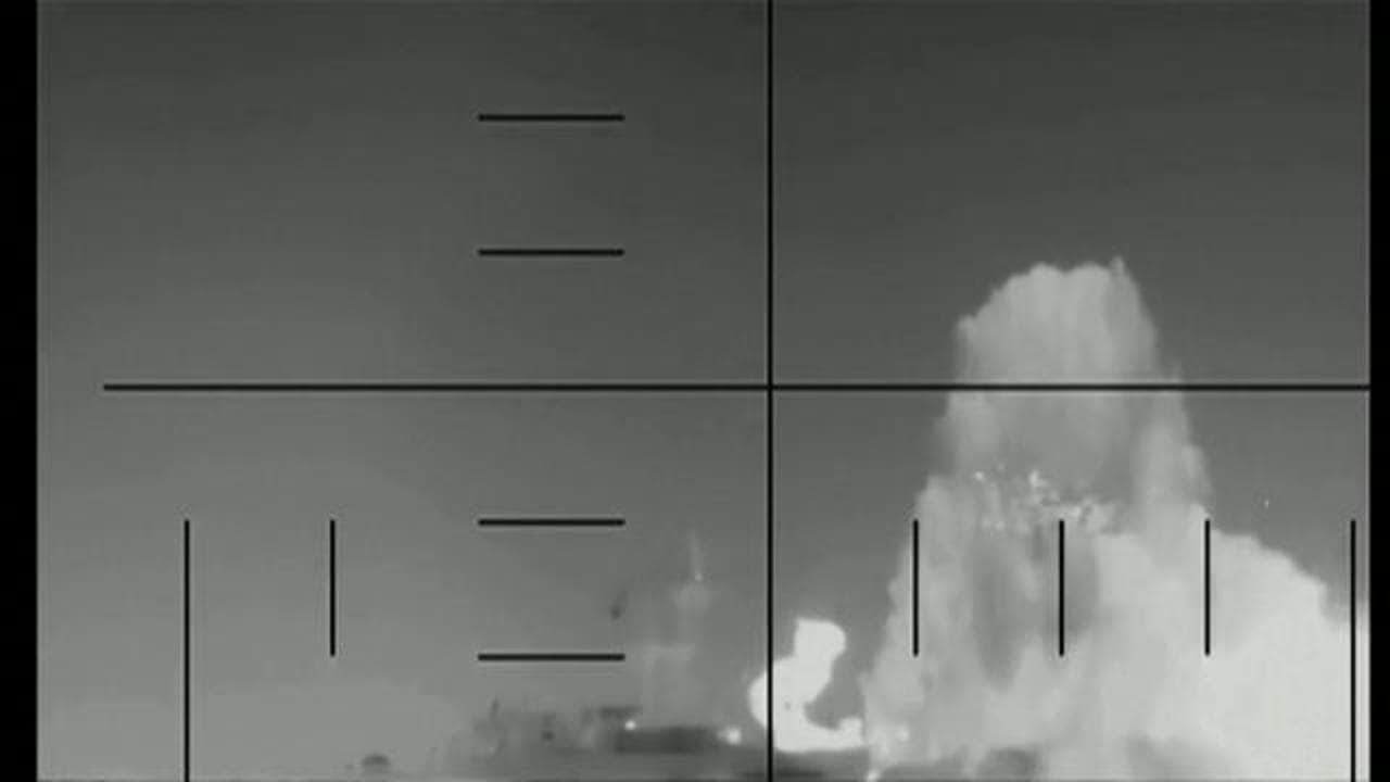 Un sottomarino Usa colpisce una nave militare iraniana: il video dell'affondamento