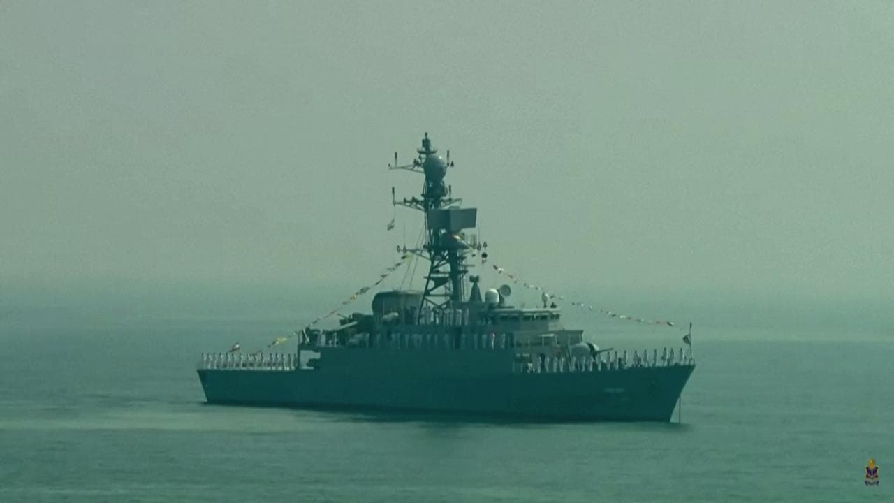 La nave iraniana affondata: la IRIS Dena durante una rassegna navale a febbraio