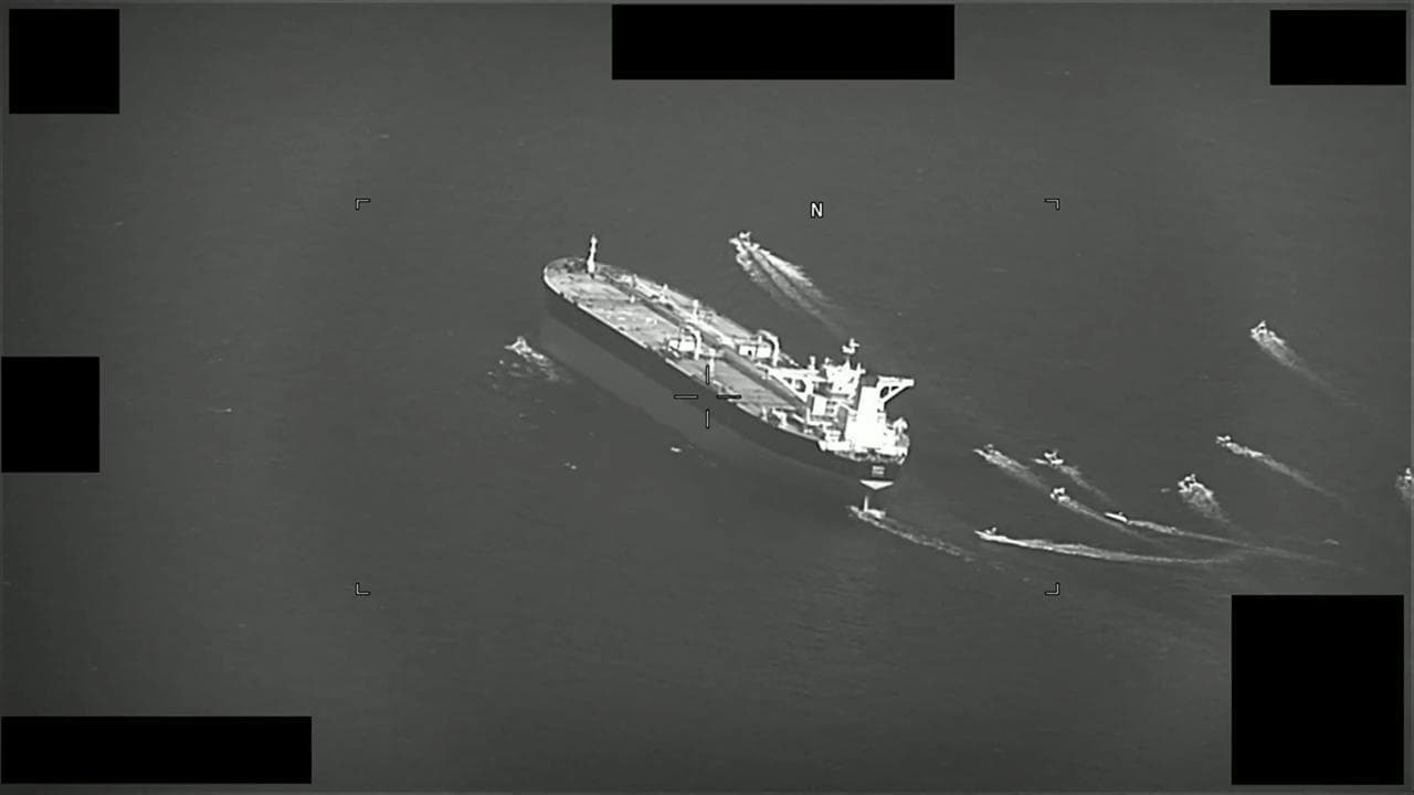 Stretto di Hormuz, i battelli dei Pasdaran circondano una petroliera