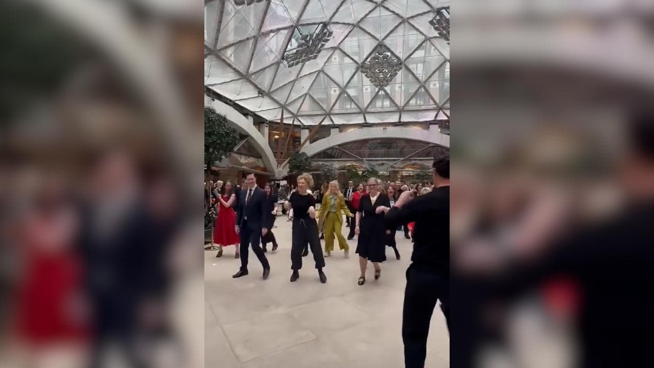 Regno Unito: i parlamentari nel ballo di gruppo alla Camera, scoppiano le polemiche