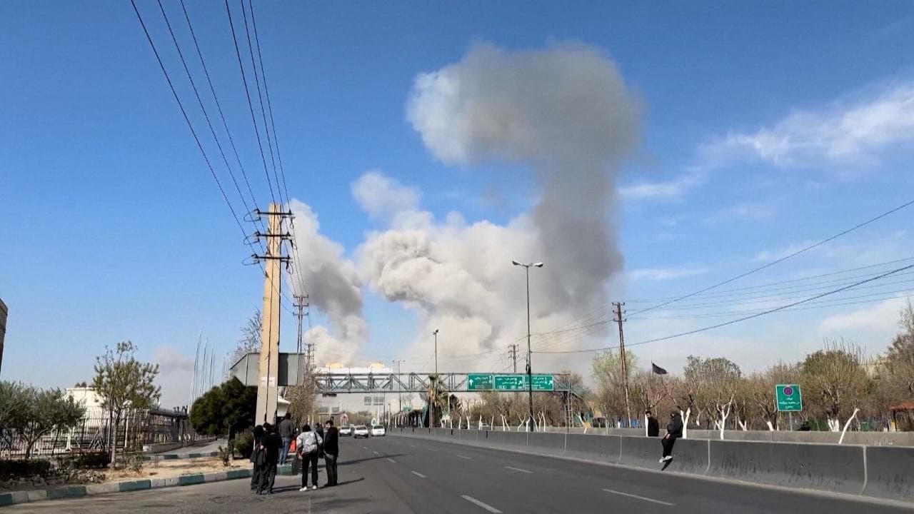 Teheran, nuova ondata di attacchi israeliani: la colonna di fumo sull'autostrada