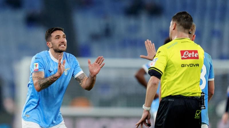 Coppa Italia, l’arbitro Manganiello sbaglia, Cataldi gli dice: “Qui ci stiamo giocando la vita”