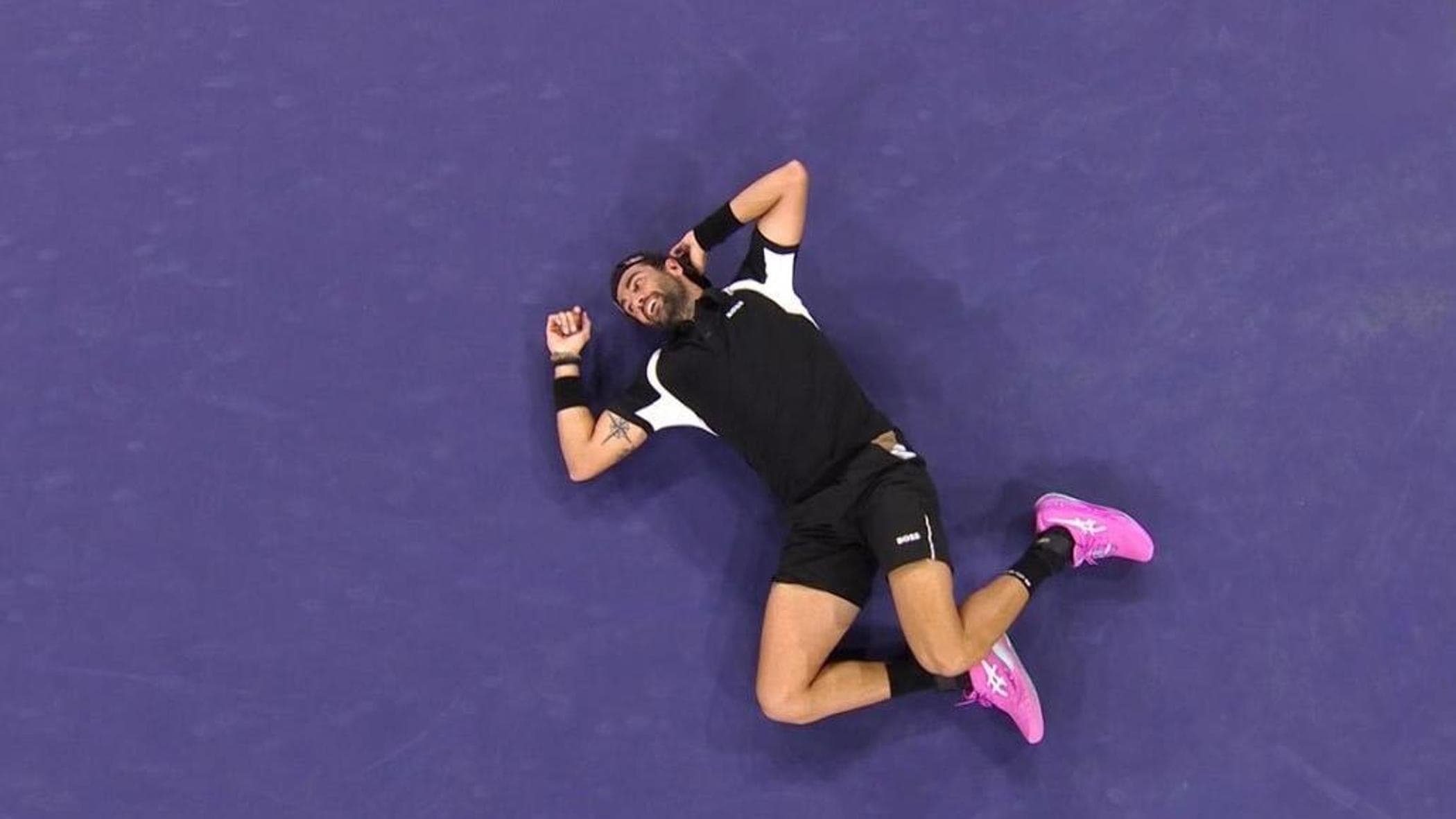 Berrettini perişan ve mutlu: Indian Wells'te kramplar geçirerek kazandı, sonra kendini yere attı