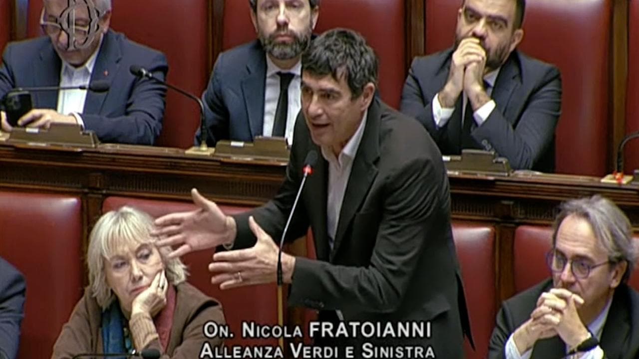 Iran, Fratoianni a Crosetto: "Ministro chiami Giorgia Meloni e le dica di venire qui in Parlamento"