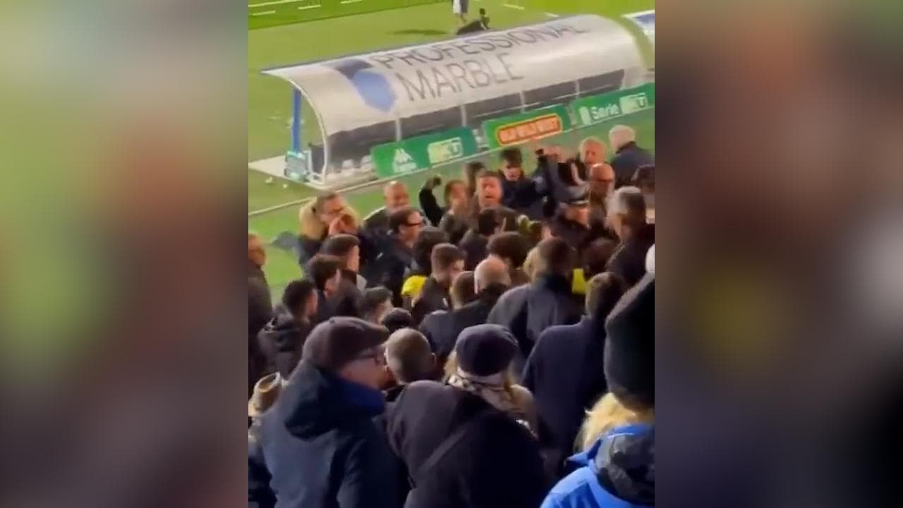 Il designatore degli arbitri di calcio Rocchi contestato a Carrara, lascia la tribuna scortato