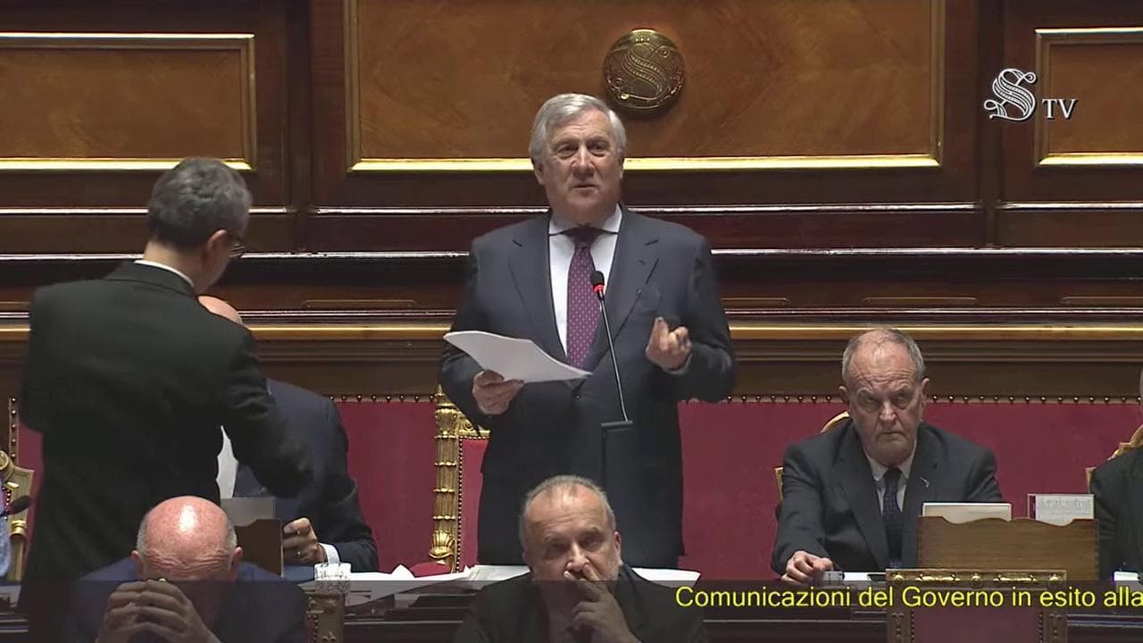 Iran, Renzi a Tajani: "Dica qualcosa di politico". Il ministro: "Difendo vite, non faccio conferenze"