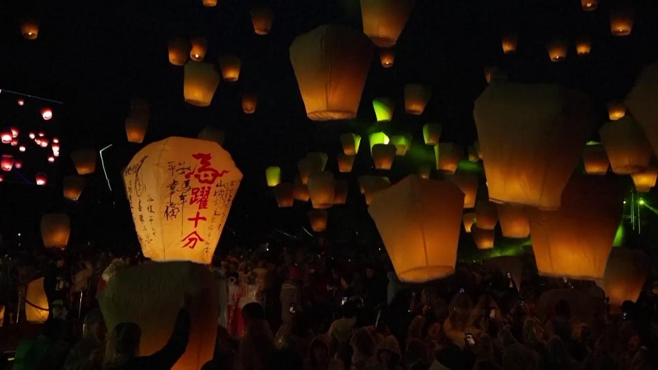 Taiwan, il cielo si riempie di desideri: centinaia di lanterne per l'Anno del cavallo