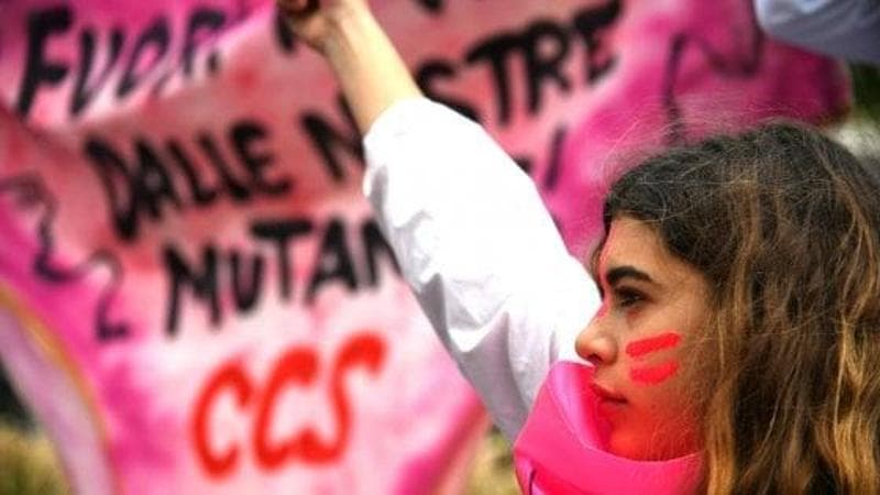 Gender gap, il 31% dei ragazzi della gen Z crede che la moglie debba obbedire al marito