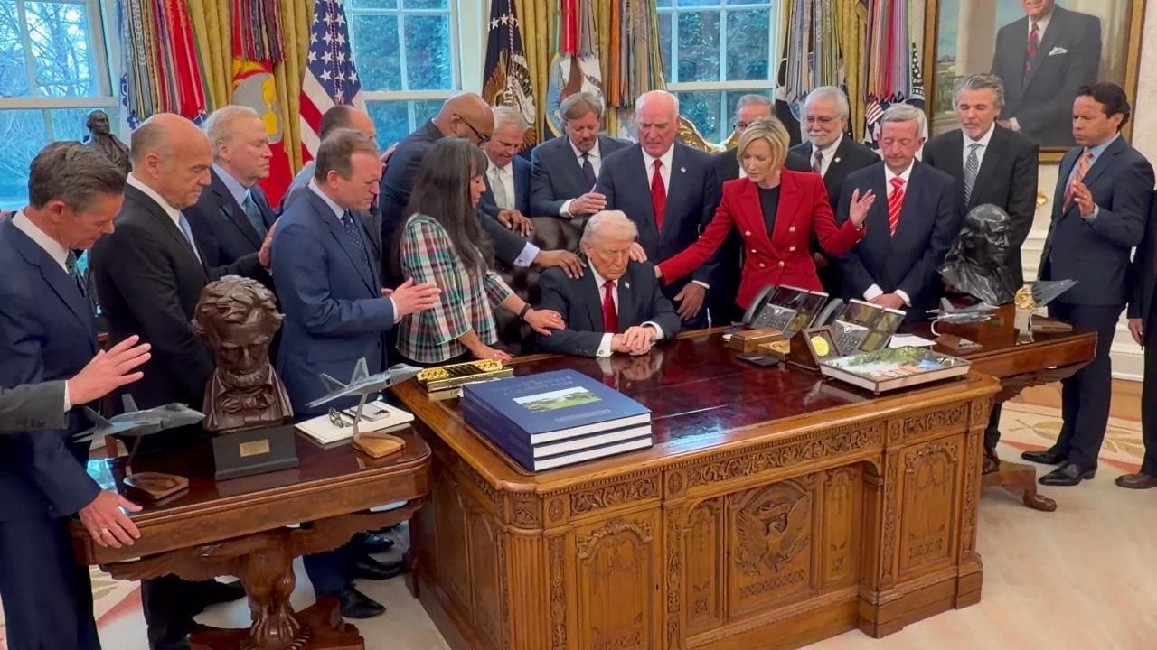 Usa, i leader evangelici nello Studio Ovale: la preghiera con Trump per la vittoria in guerra