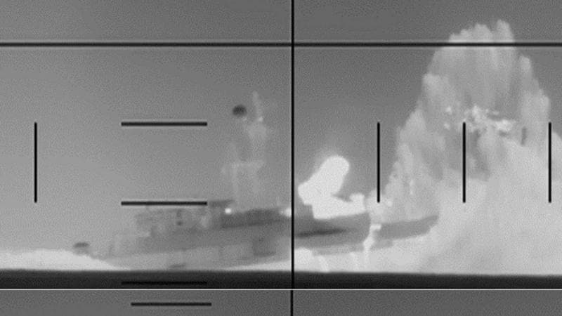 L'affondamento della fregata Dena nell'Oceano Indiano in un fotogramma di un video pubblicato dal Dipartimento della Difesa Usa